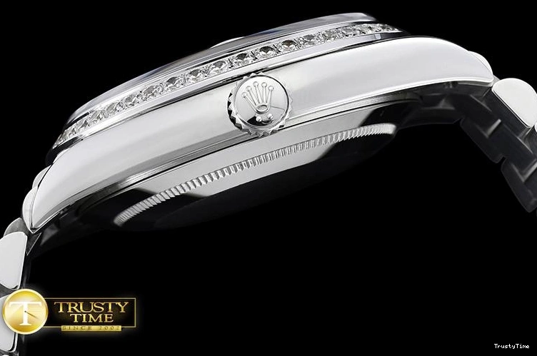 0321 RDD0207F – DayDate Compact 677